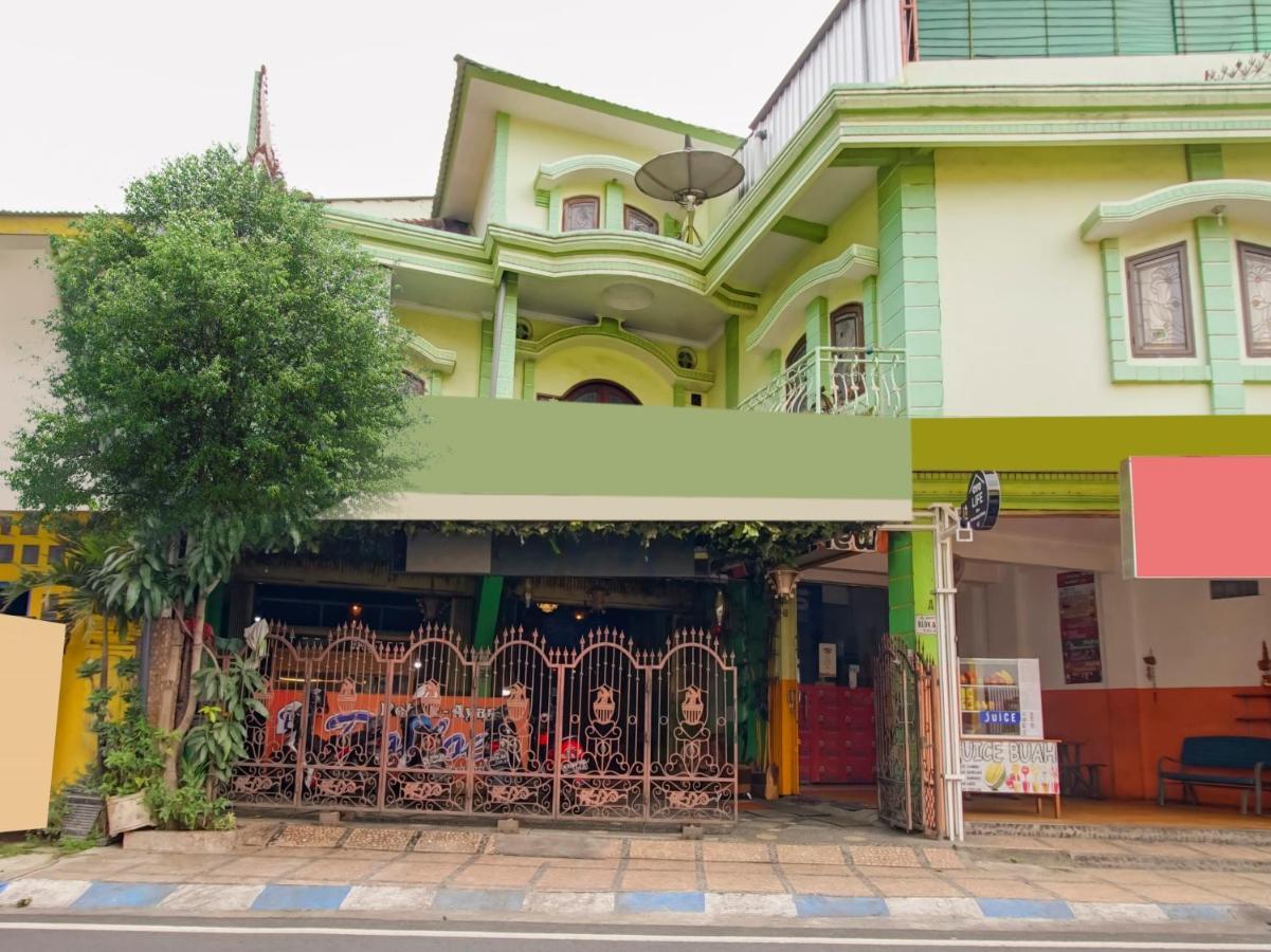 Oyo Life 3103 Opo Homestay & Kost Malang Dış mekan fotoğraf