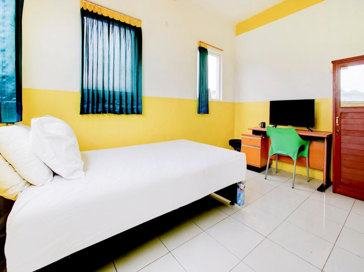 Oyo Life 3103 Opo Homestay & Kost Malang Dış mekan fotoğraf